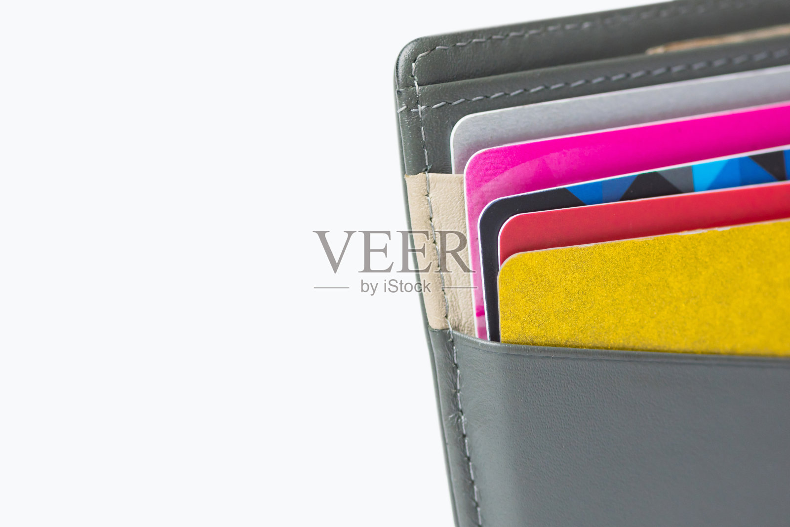 钱包里的信用卡被隔离在白色背景上，选择性聚焦，剪裁照片摄影图片