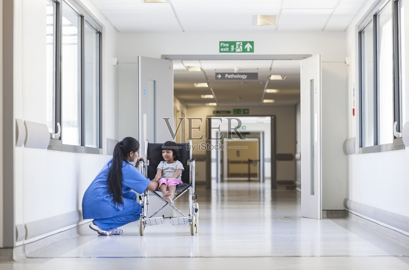 轮椅病人和医院护士的女童照片摄影图片