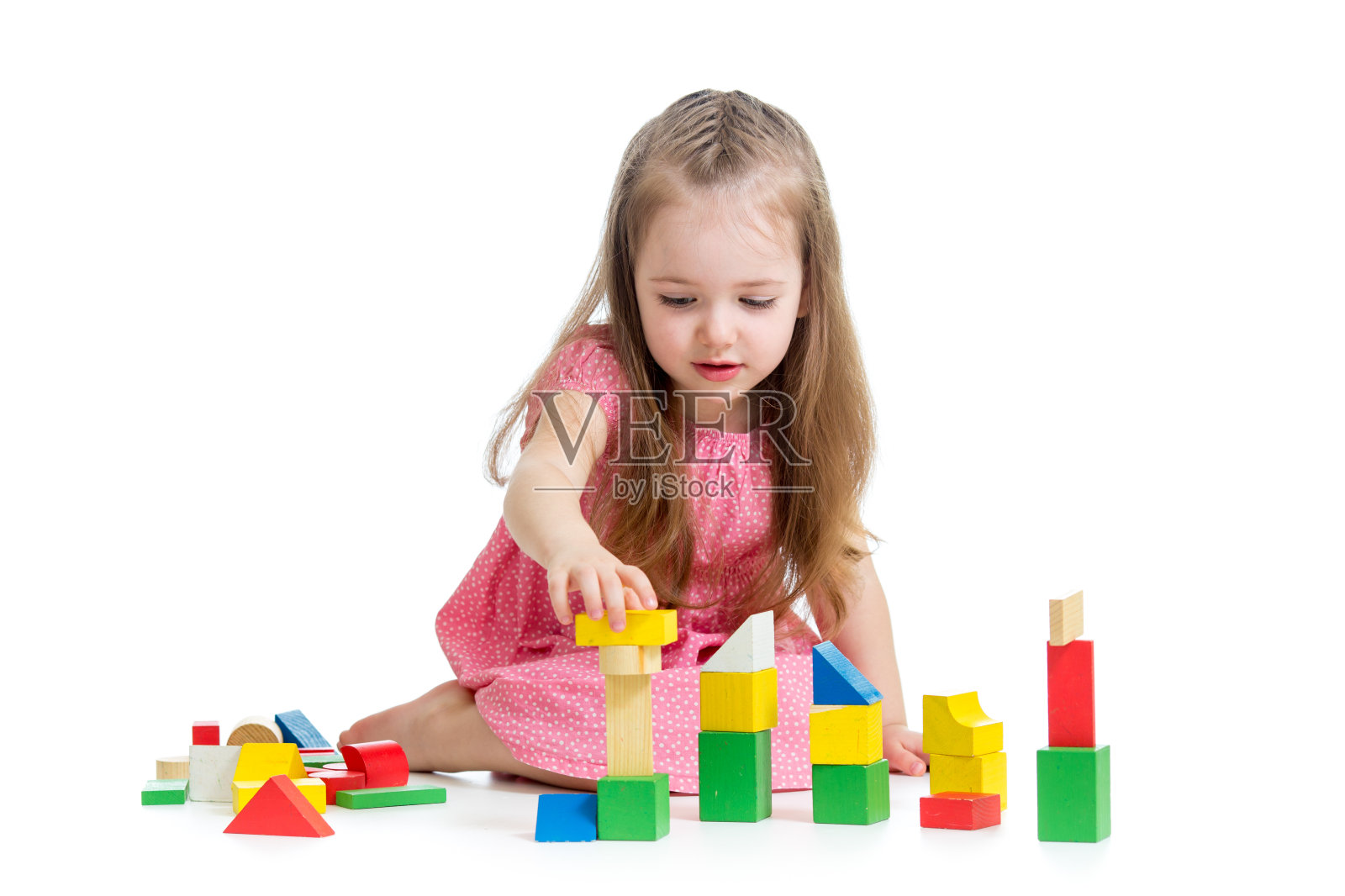 小女孩在玩积木玩具照片摄影图片