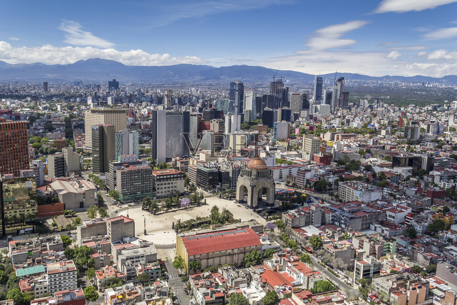 鸟瞰图的墨西哥城与革命纪念碑照片摄影图片