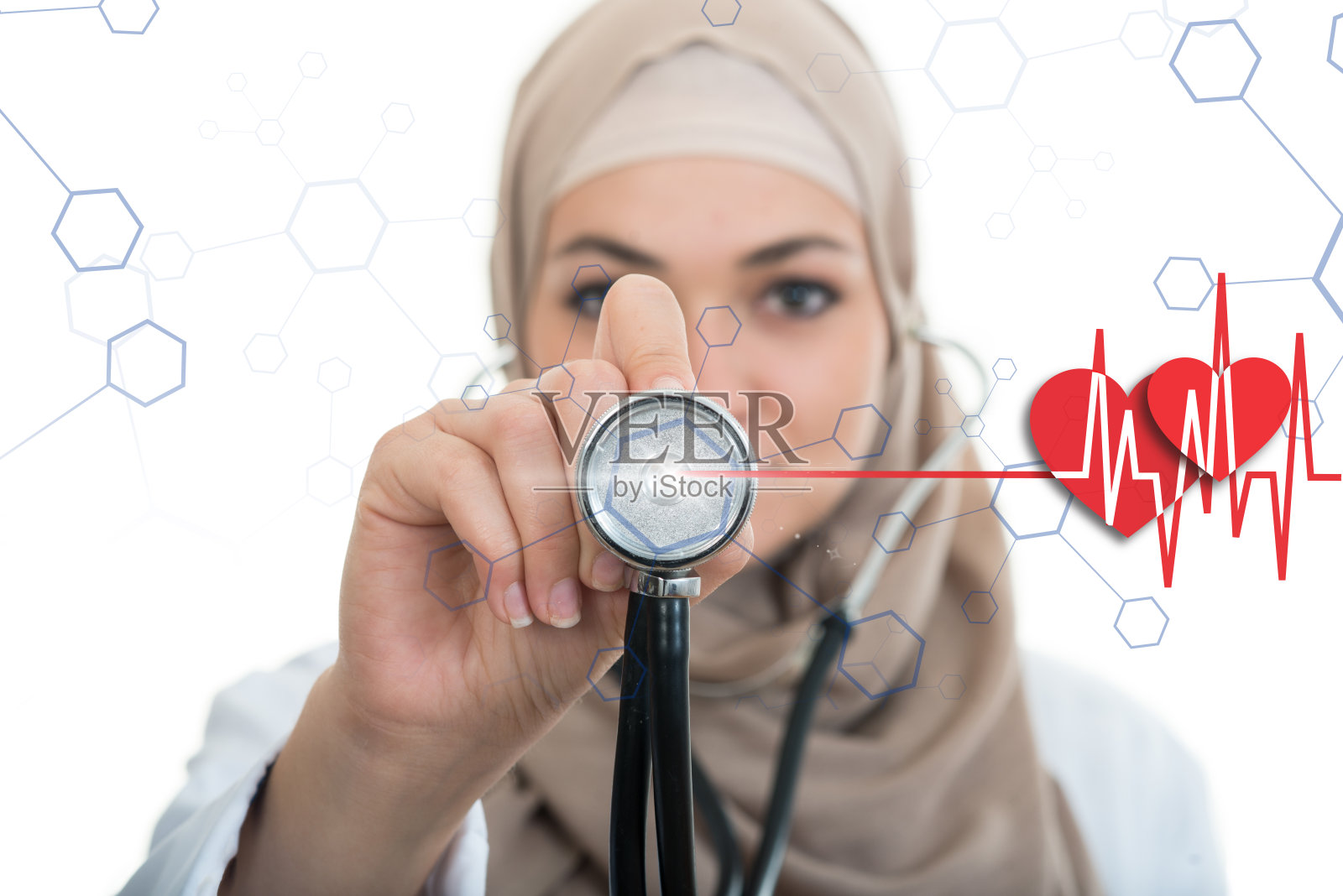 阿拉伯女医生在使用听诊器时微笑的肖像照片摄影图片