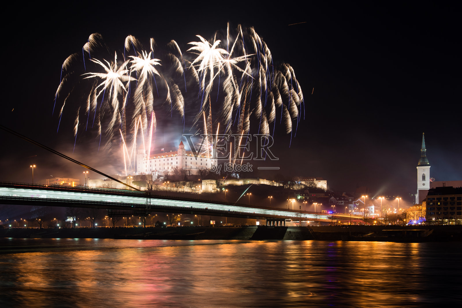 斯洛伐克布拉迪斯拉发的新年焰火照片摄影图片
