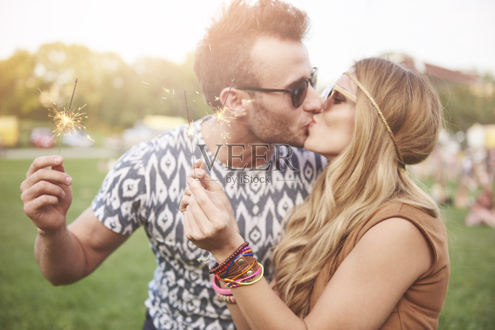 一对年轻情侣在音乐节上接吻照片摄影图片