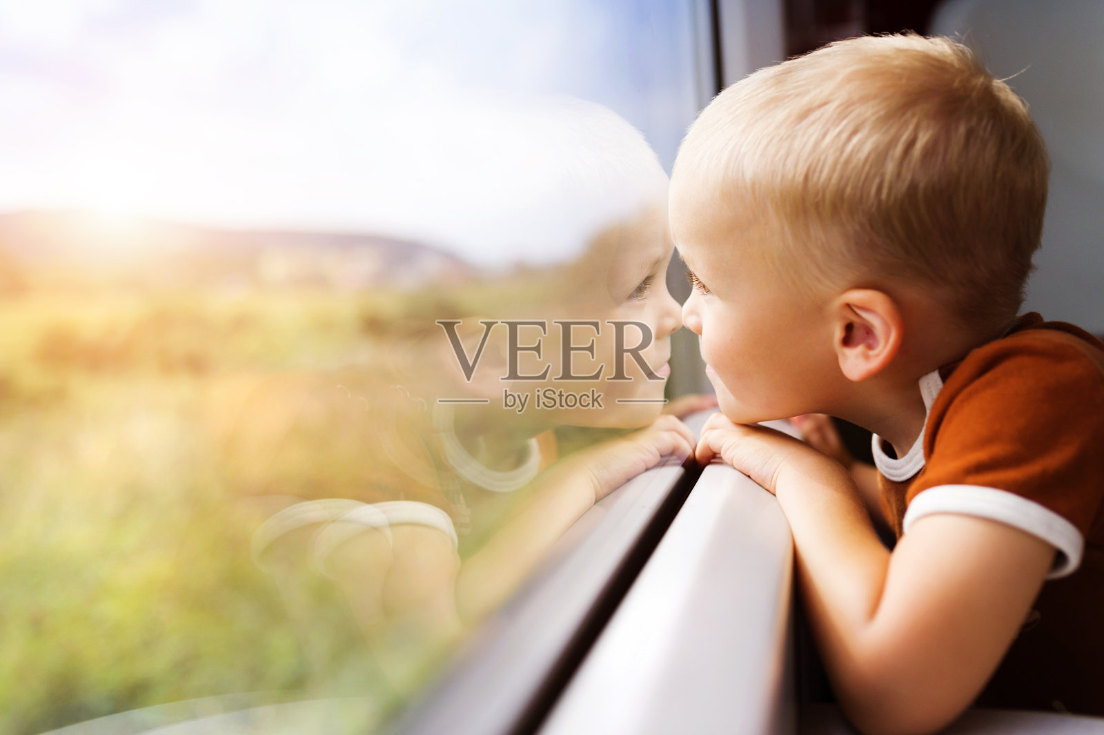 小男孩坐火车旅行照片摄影图片