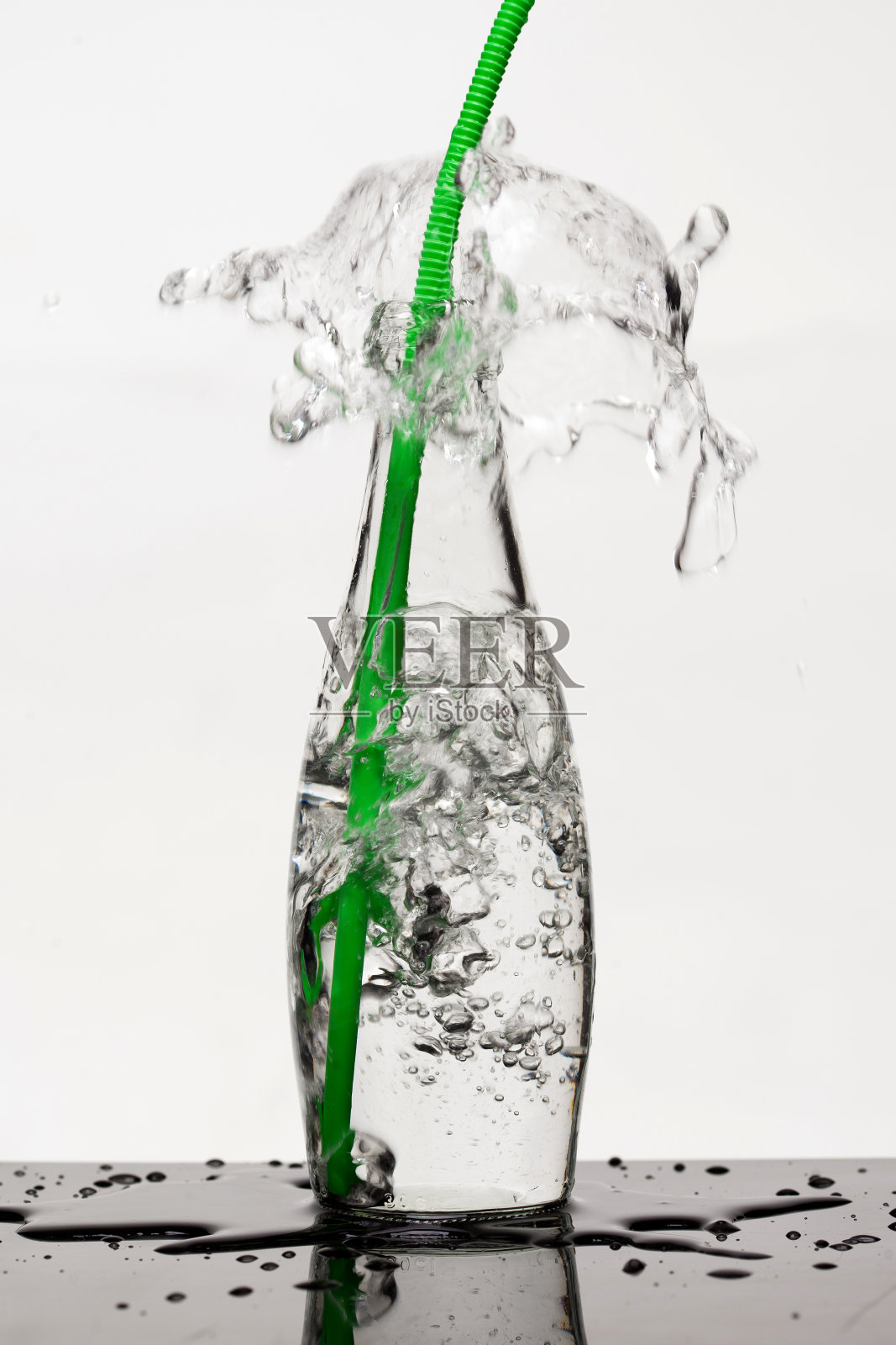 那瓶用绿吸管灌的水照片摄影图片