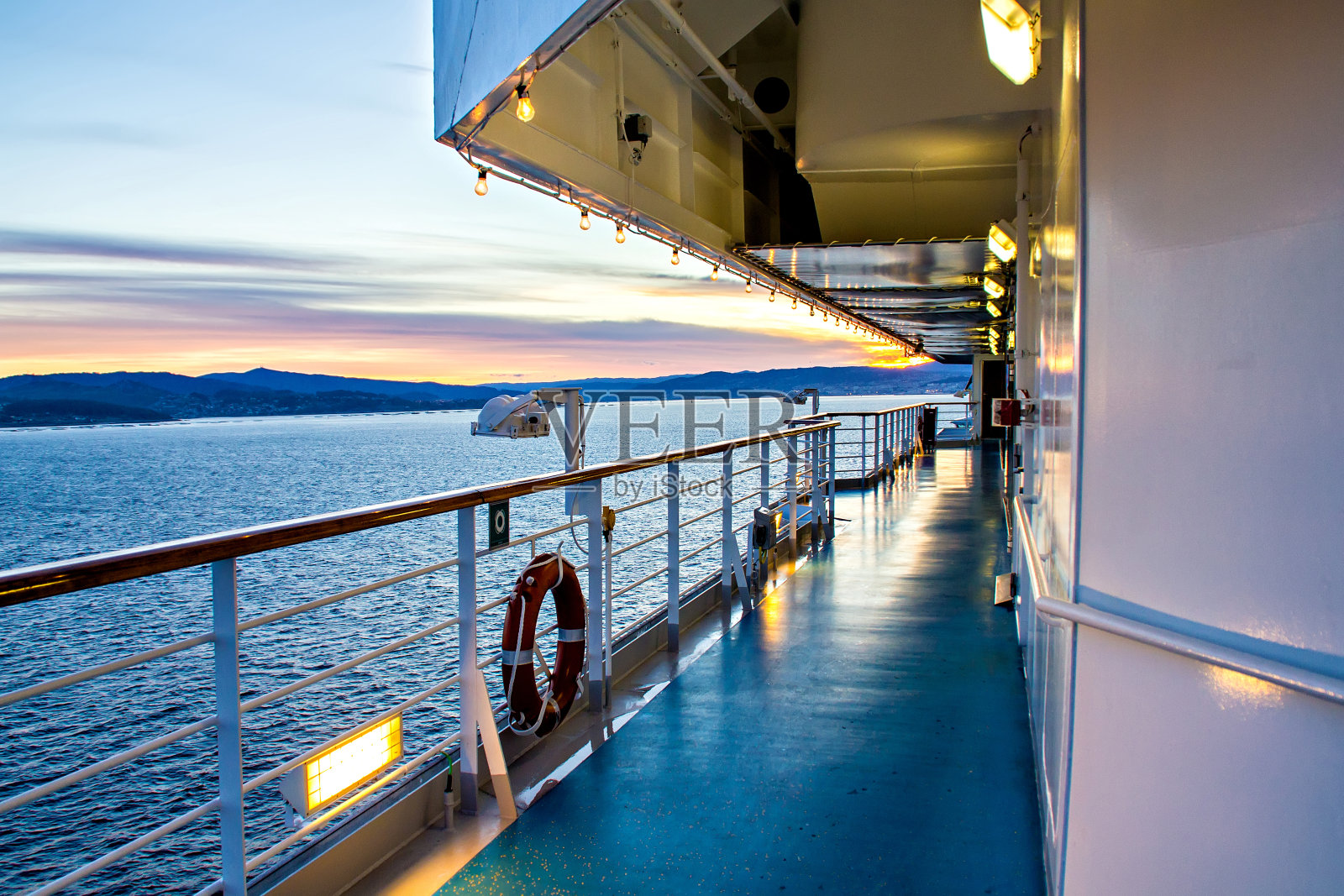 邮轮甲板和海洋的美景照片摄影图片
