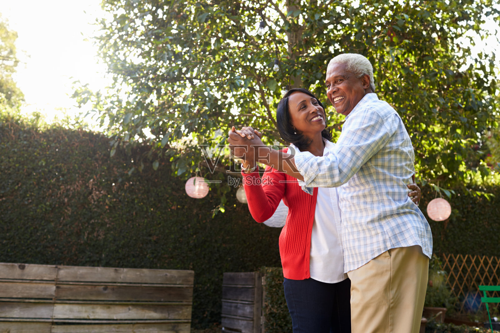 高年级黑人情侣在后花园跳舞照片摄影图片