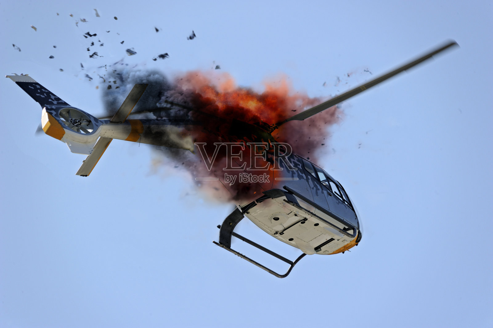 一架直升飞机在空中爆炸时的地面视图照片摄影图片