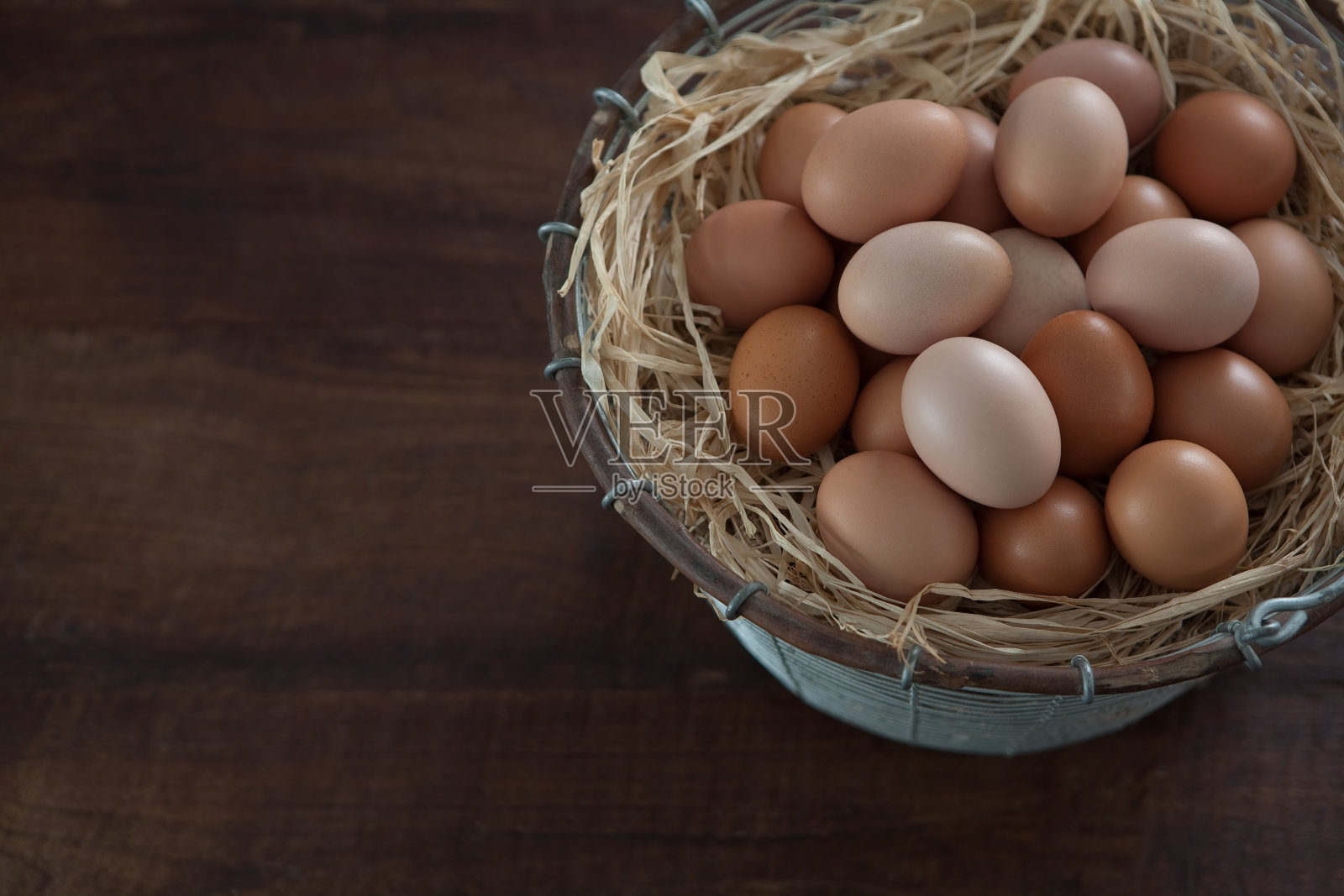 横向俯视图新鲜鸡蛋在铁丝篮子照片摄影图片