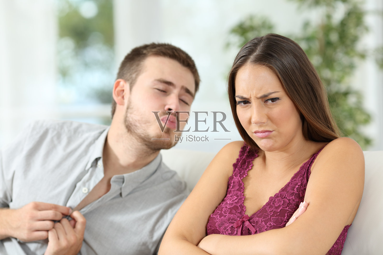 愤怒的女人拒绝了男友的性提议照片摄影图片