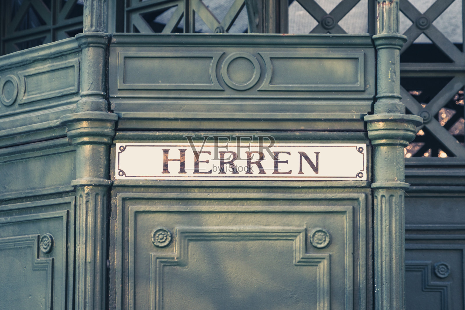 德语单词“Herren”(男人)在历史悠久的公共厕所，照片摄影图片