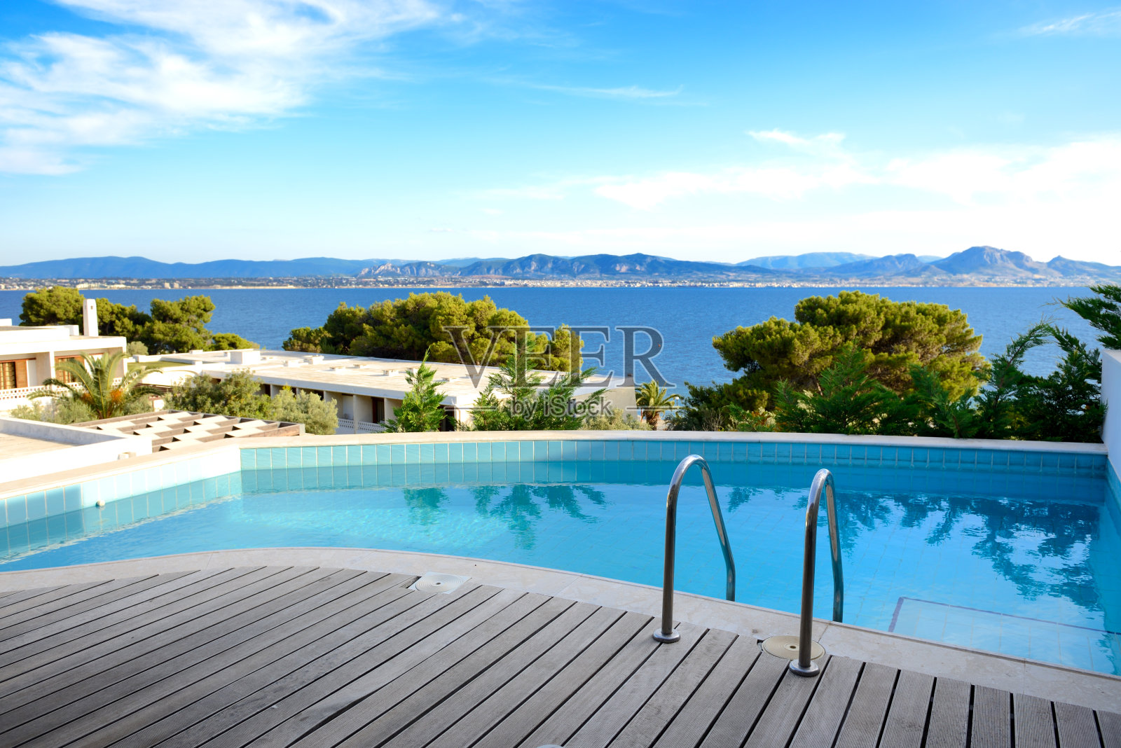 希腊伯罗奔尼撒半岛豪华酒店的海景游泳池照片摄影图片
