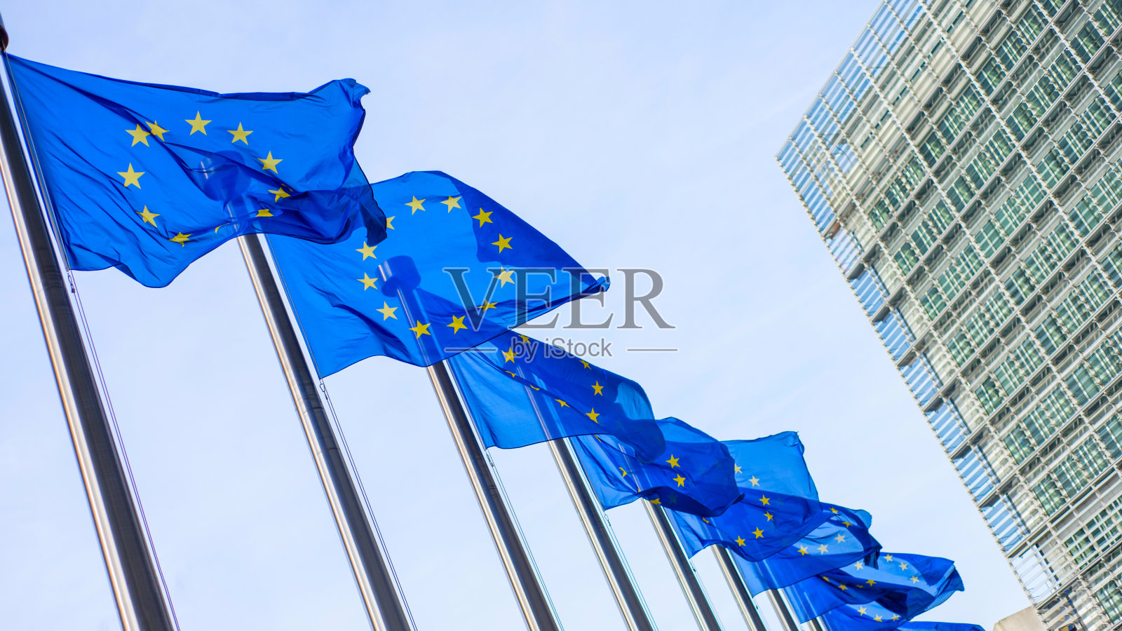 Berlaymont大楼前悬挂着欧盟旗帜照片摄影图片