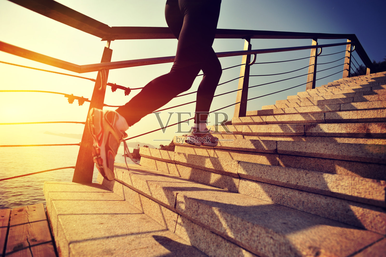 健康的生活方式亚洲妇女在楼梯海边跑步照片摄影图片