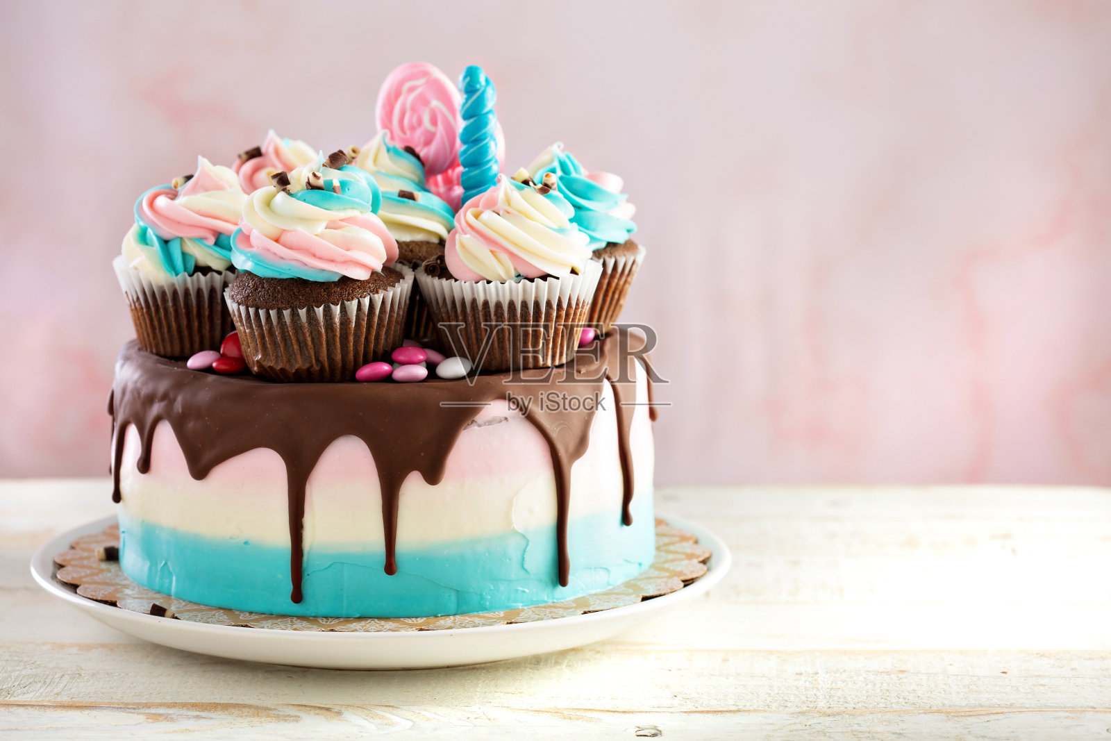 粉色和蓝色的节日蛋糕照片摄影图片