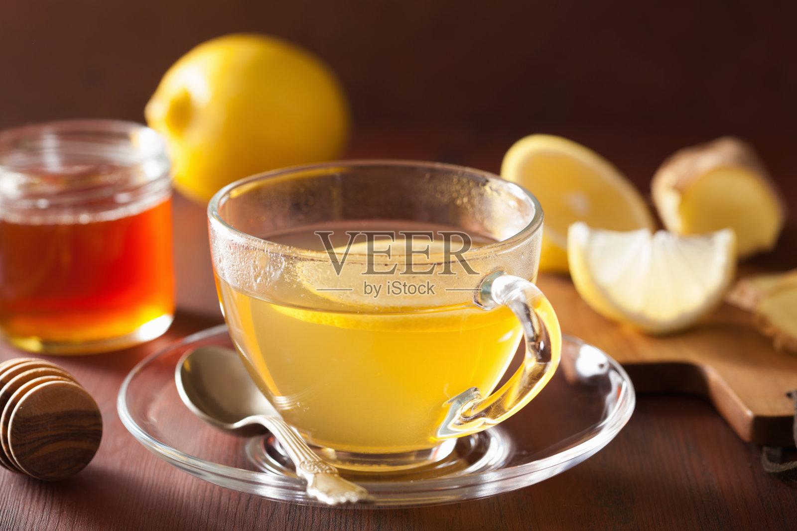 热柠檬姜蜂蜜茶在玻璃杯照片摄影图片