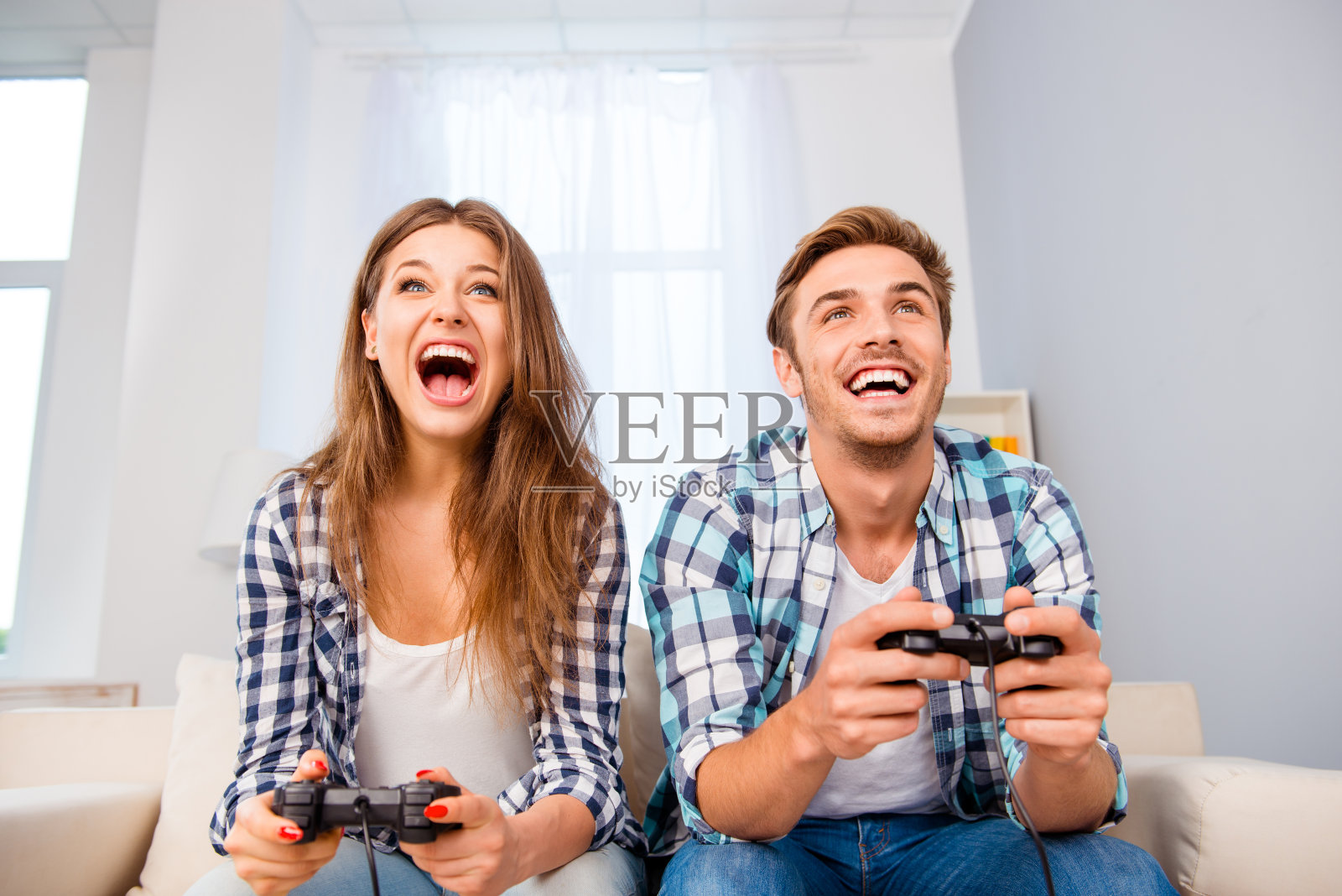 欢乐兴奋的一家人在玩电子游戏照片摄影图片