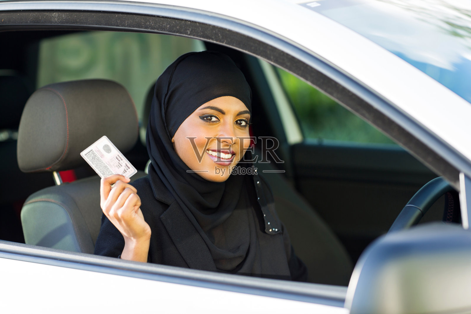 穆斯林妇女出示驾驶执照照片摄影图片