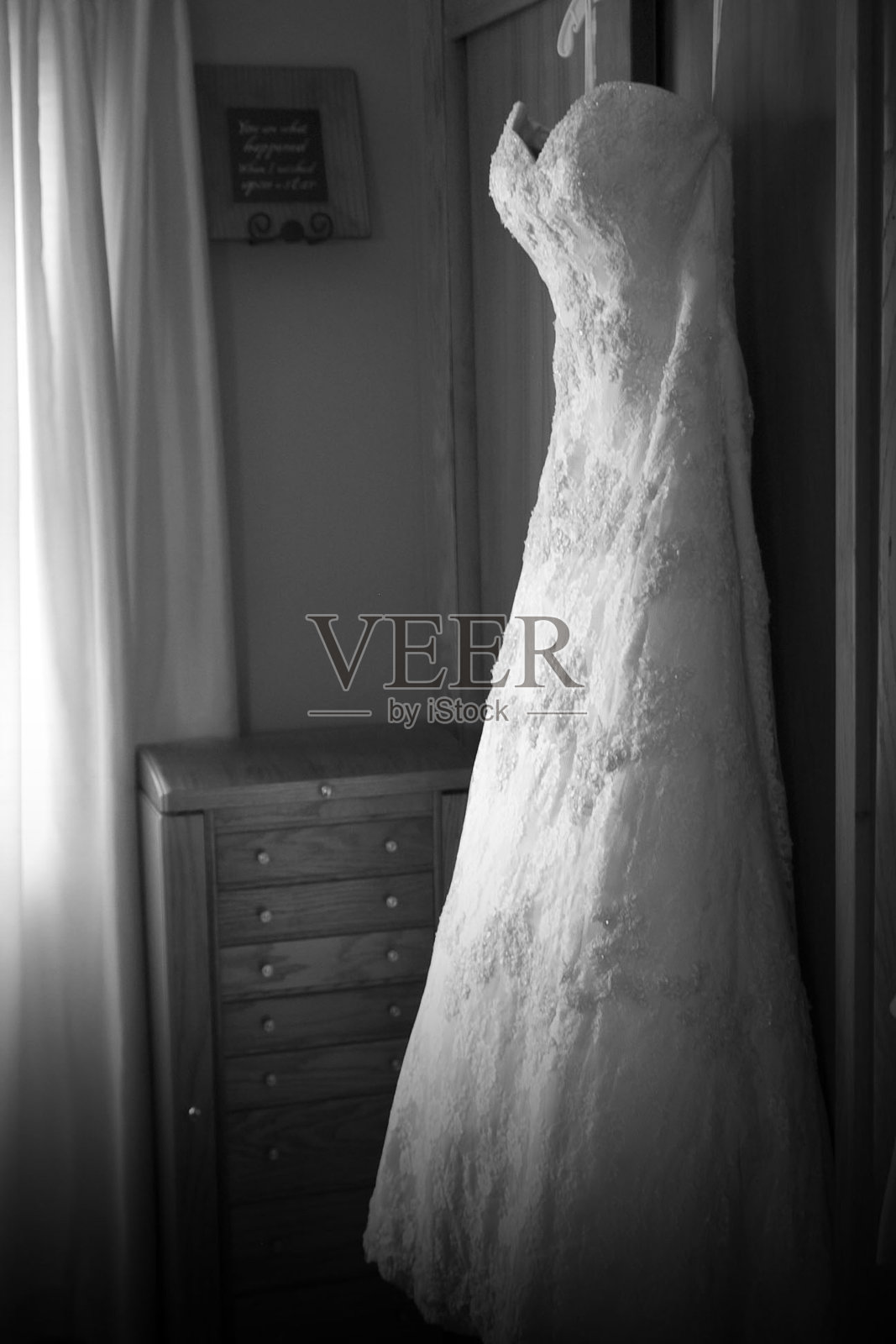 黑白的婚纱挂了起来。照片摄影图片