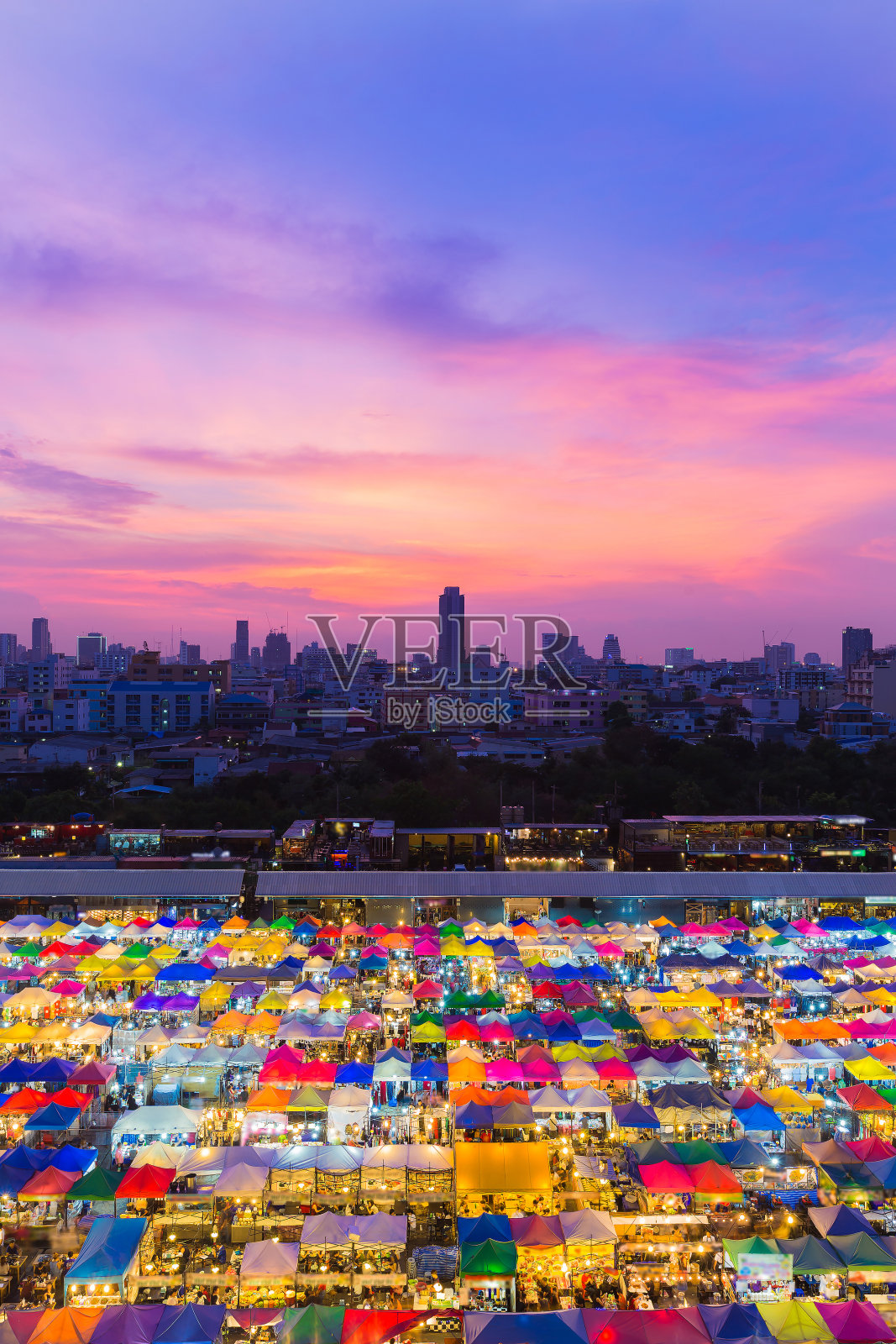 鸟瞰图，曼谷夜市与戏剧性的天空照片摄影图片