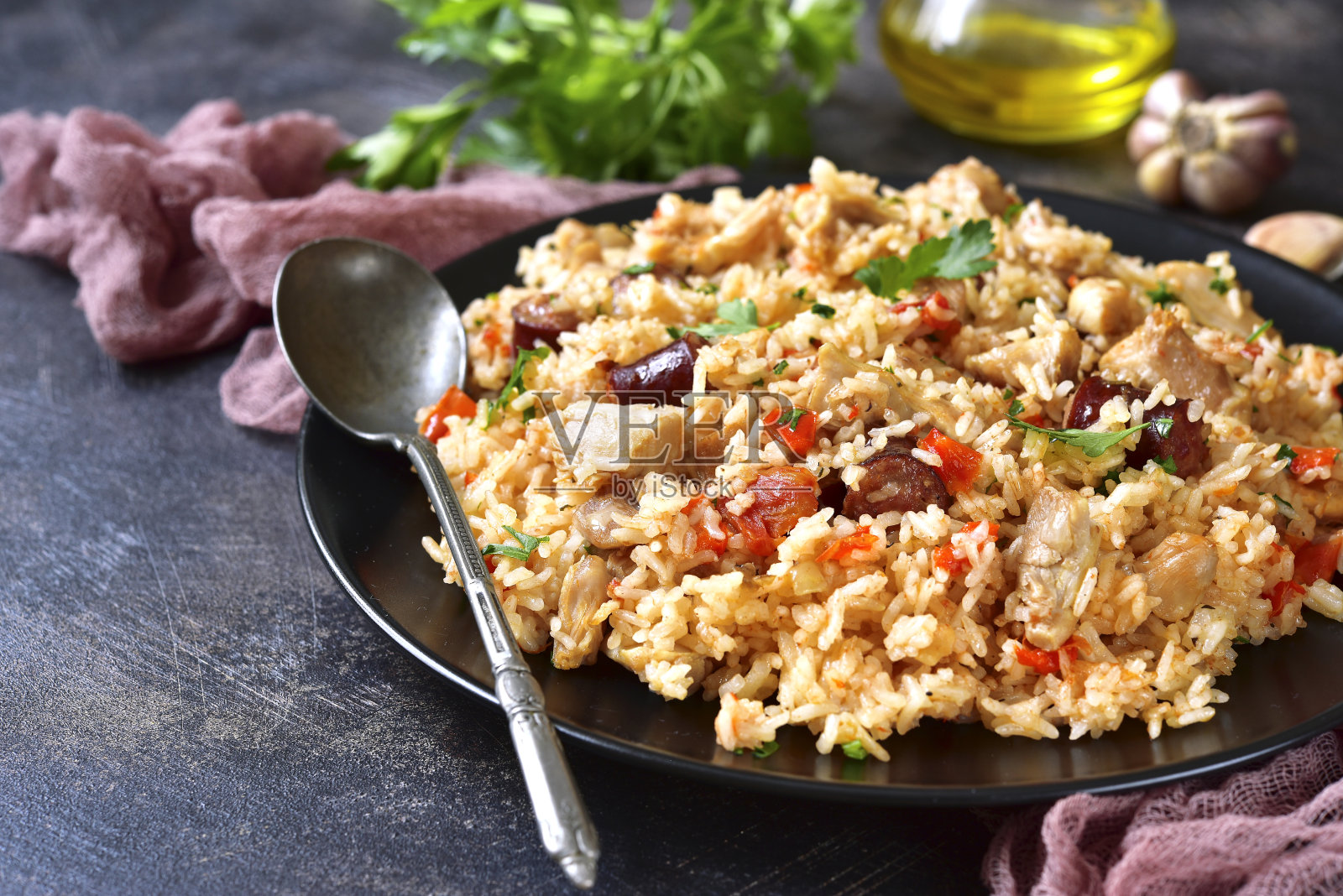 什锦饭-辛辣的米饭配肉和蔬菜。照片摄影图片