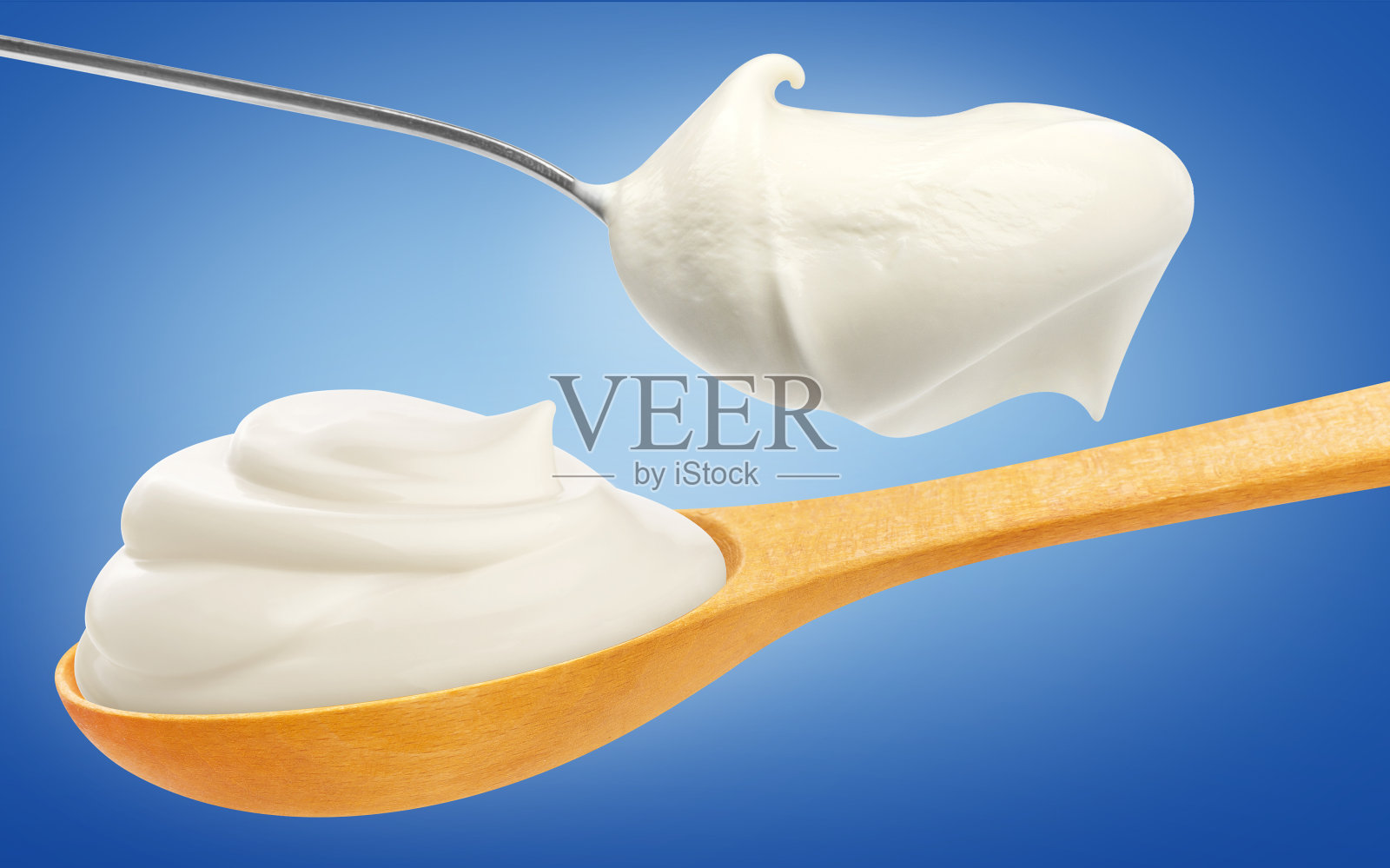 酸奶油在勺子孤立的白色背景照片摄影图片