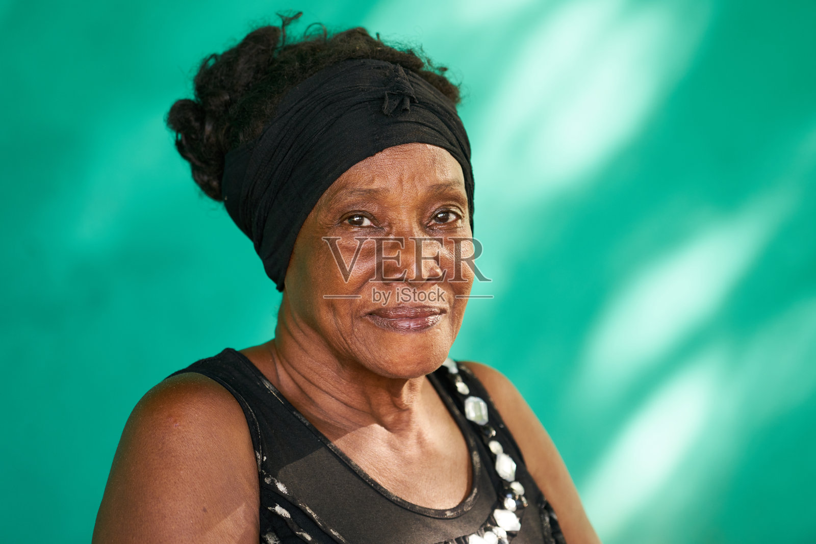 真实人物肖像快乐的老年非洲裔美国妇女照片摄影图片