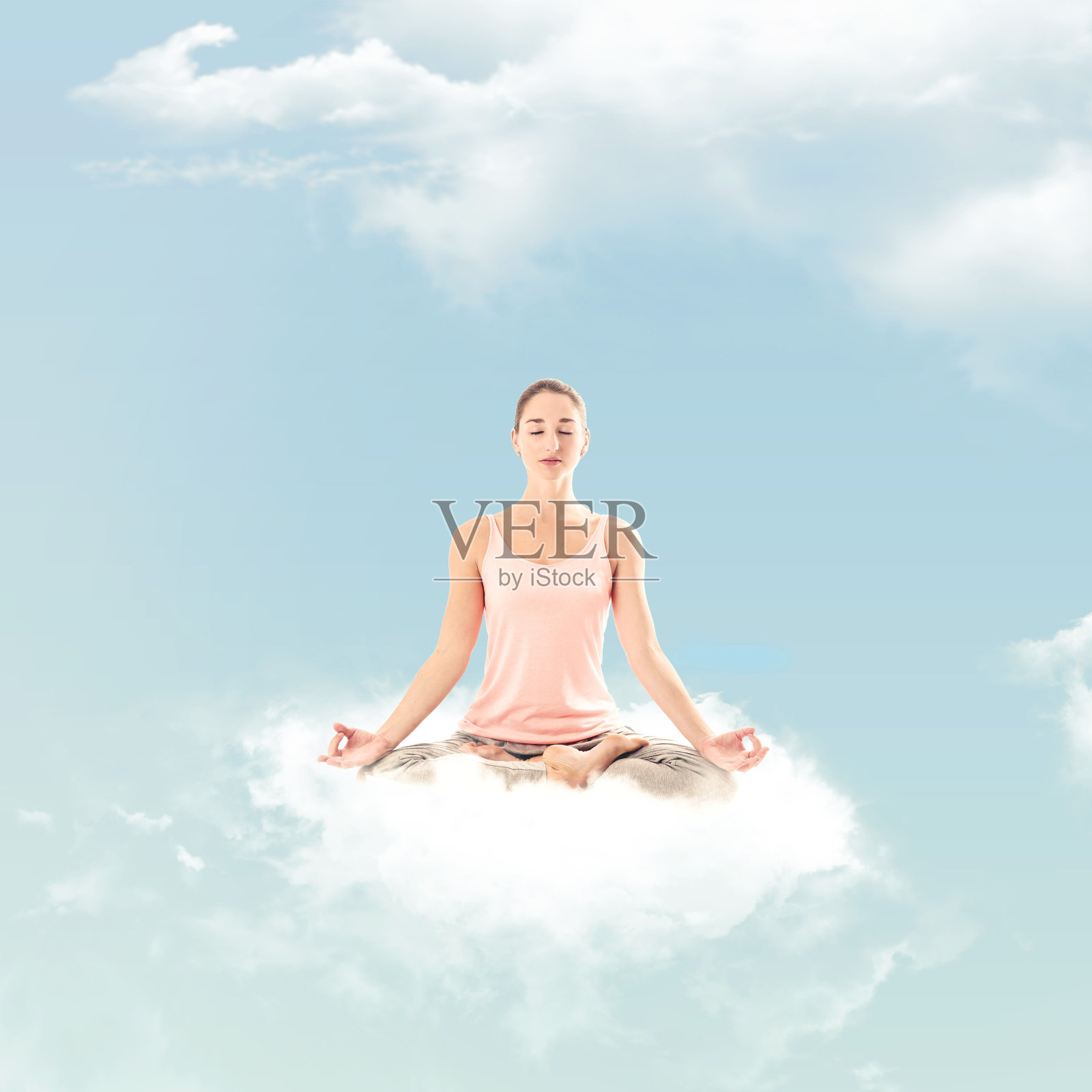 一个女人在云上做瑜伽姿势照片摄影图片