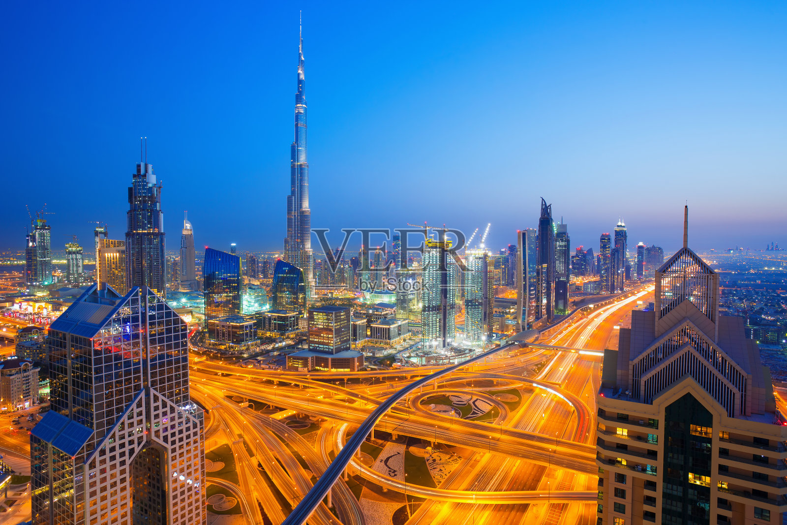 现代摩天大楼，繁忙的夜间高速公路在豪华的阿联酋迪拜照片摄影图片