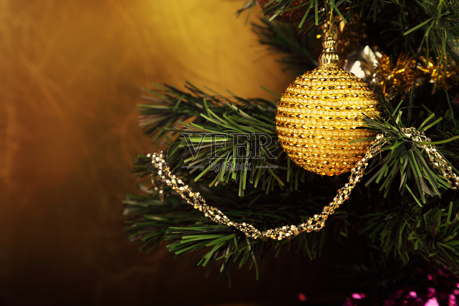 美丽的圣诞树和黄色的球在树枝上照片摄影图片