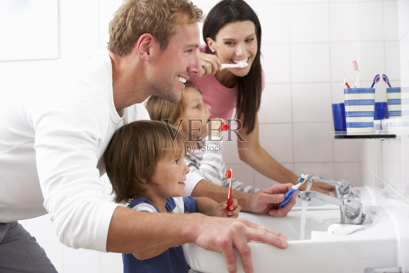 家庭在浴室刷牙照片摄影图片