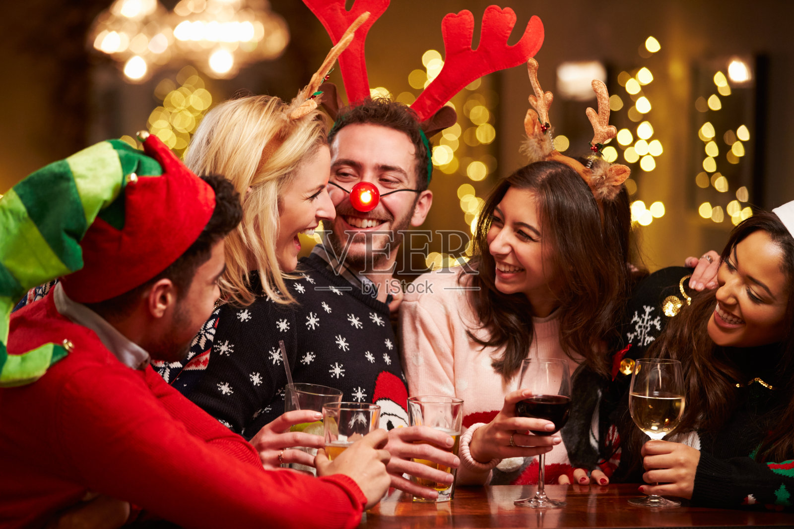 一群朋友在酒吧享受圣诞饮品照片摄影图片