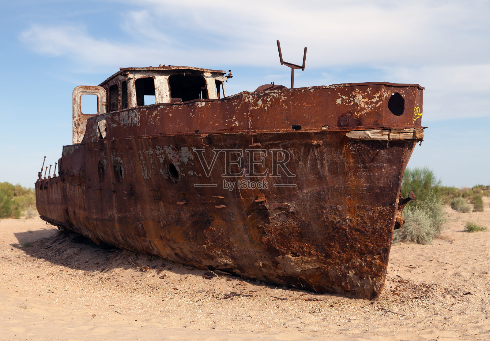 莫纳克-咸海附近沙漠中生锈的船照片摄影图片
