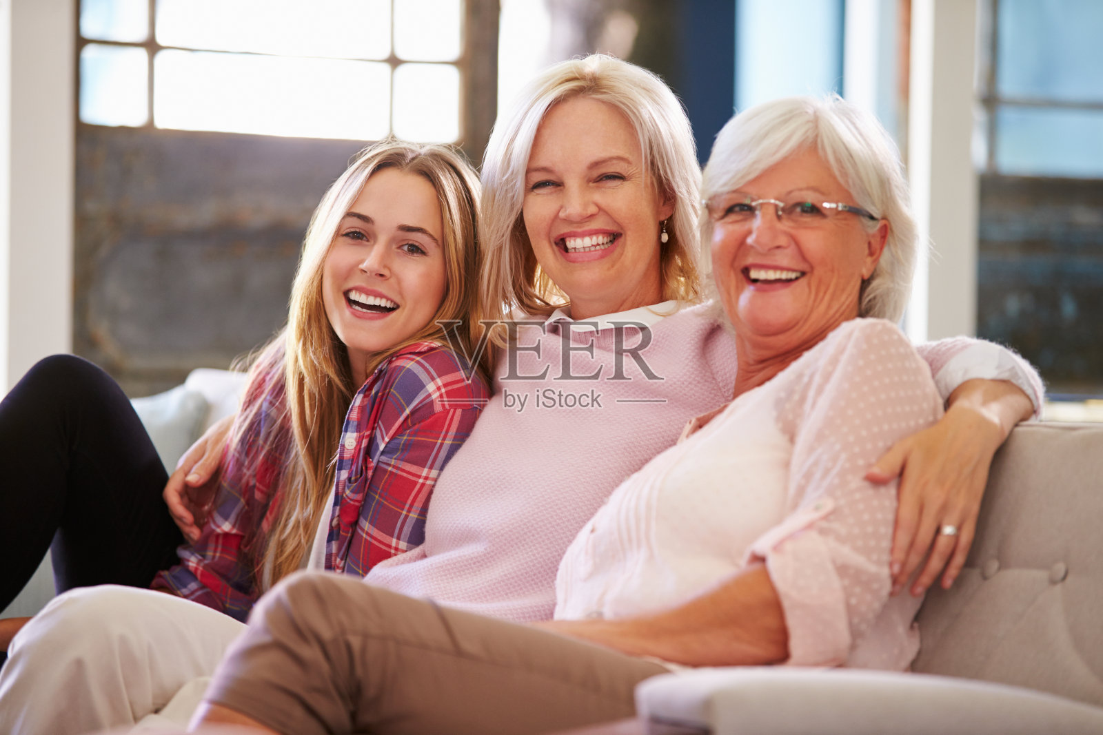 祖母与母亲和成年女儿在沙发上休息照片摄影图片