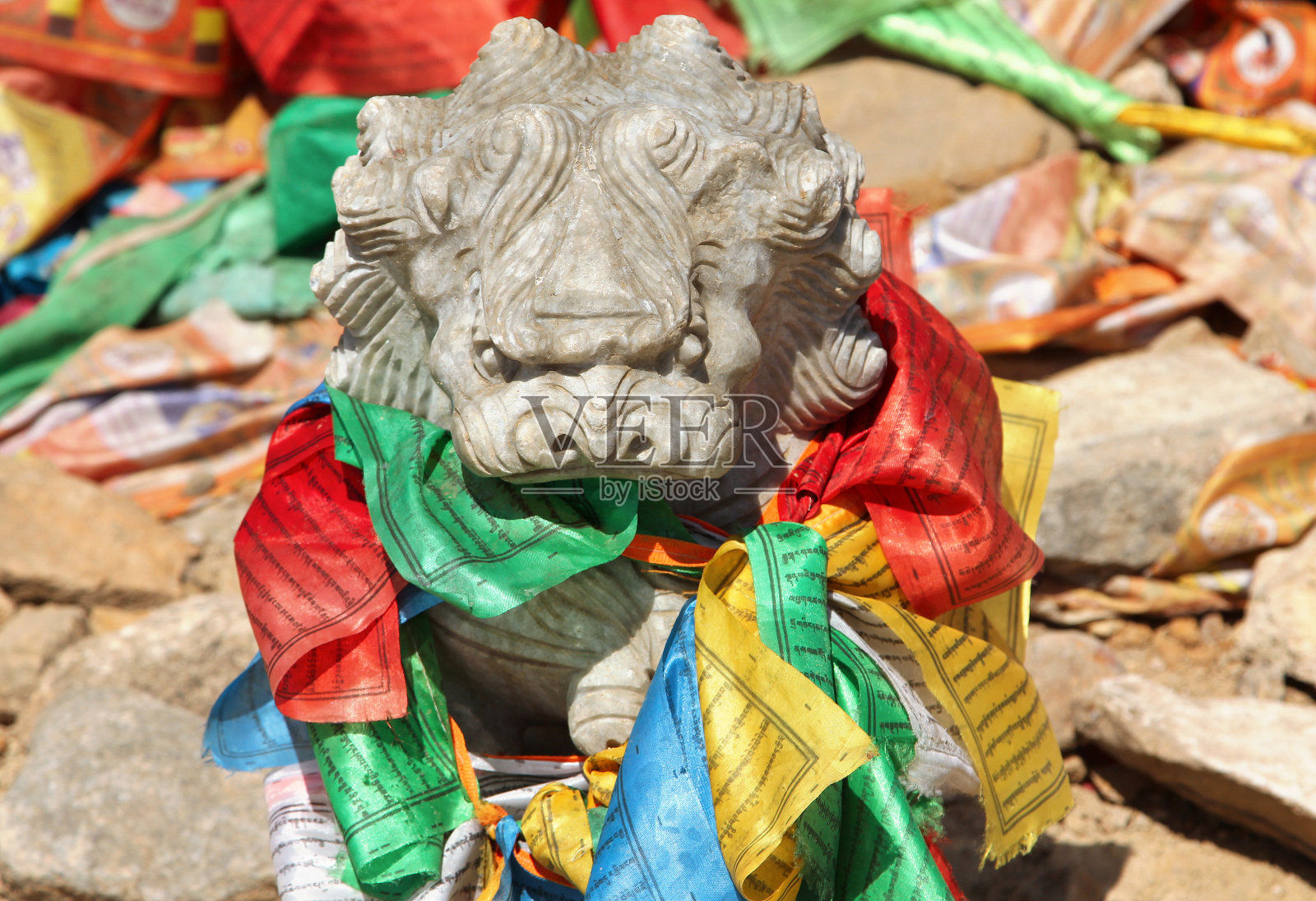 内蒙古喇嘛庙石狮俑和传统佛教经幡照片摄影图片