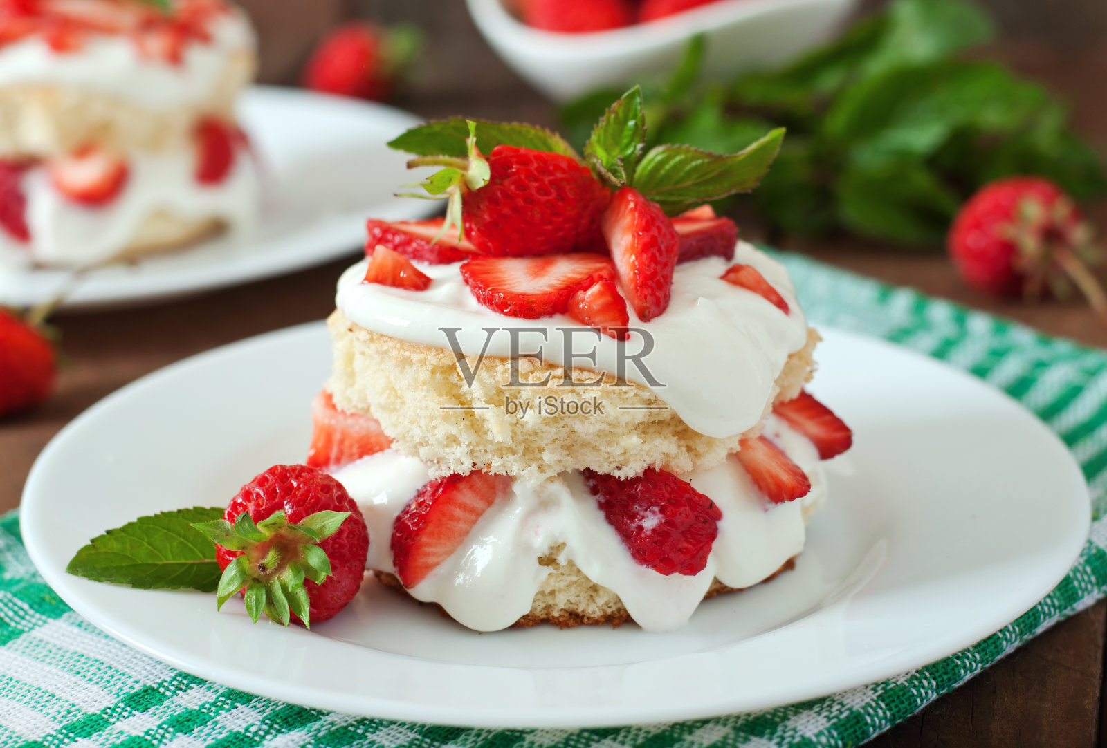 奶油草莓海绵蛋糕照片摄影图片