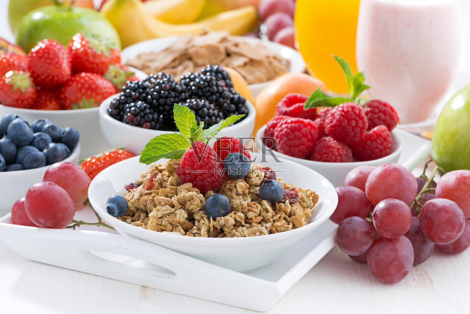 美味健康的早餐，有水果，浆果，麦片照片摄影图片