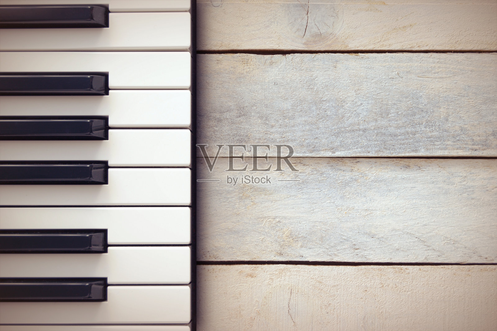 灵感的背景与钢琴在木桌上作曲。照片摄影图片