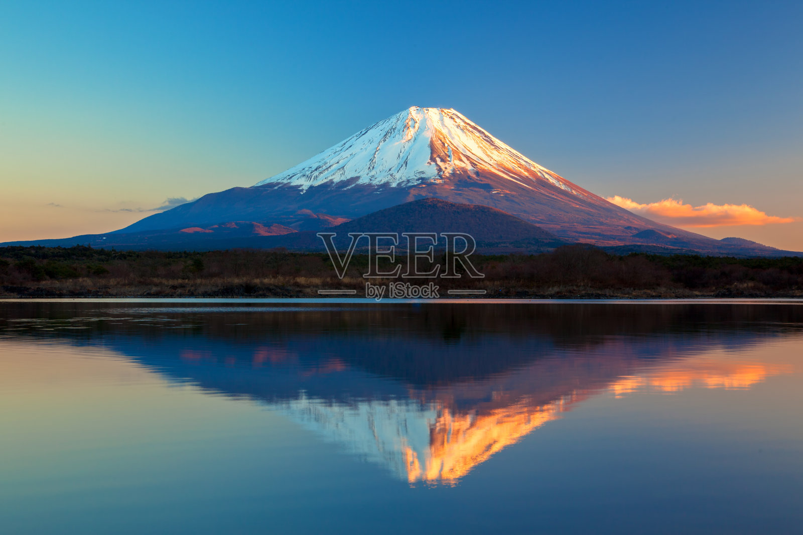 世界遗产富士山和正二湖照片摄影图片