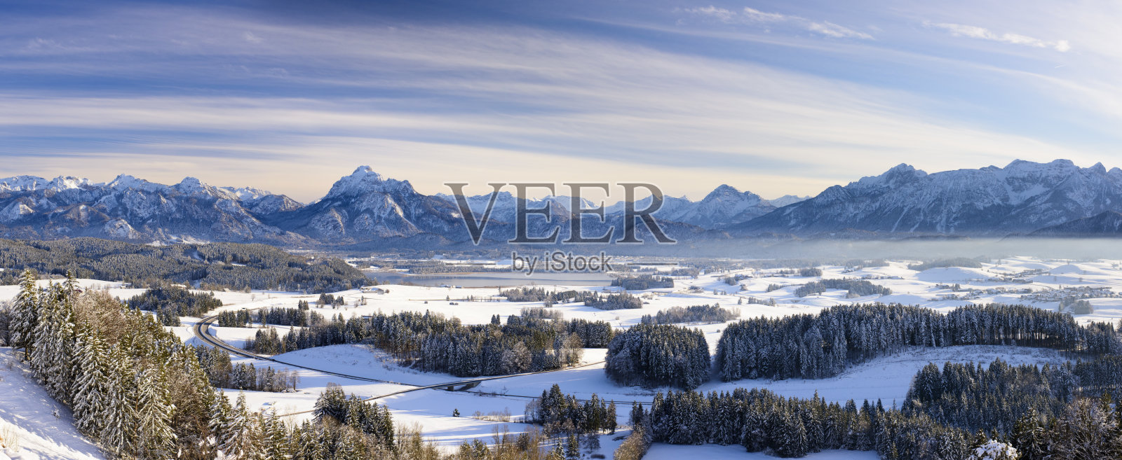 德国巴伐利亚的全景景观，冬天有阿尔卑斯山脉照片摄影图片