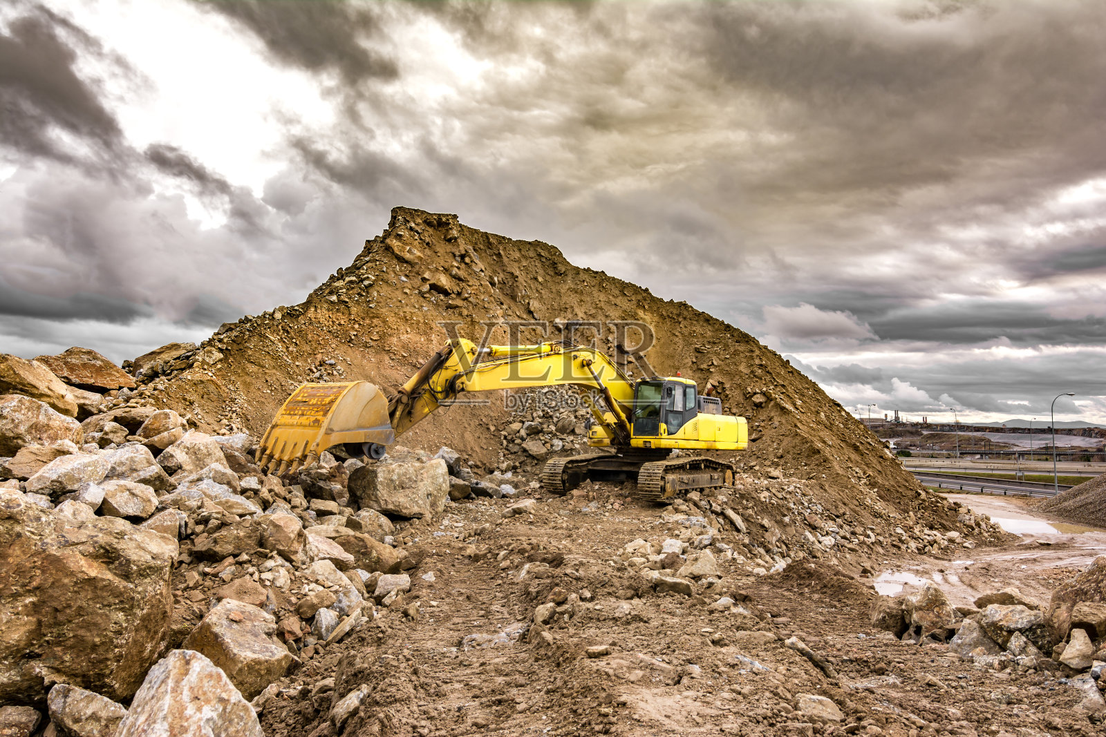 户外矿山用重型机械，土方和岩石挖掘机照片摄影图片
