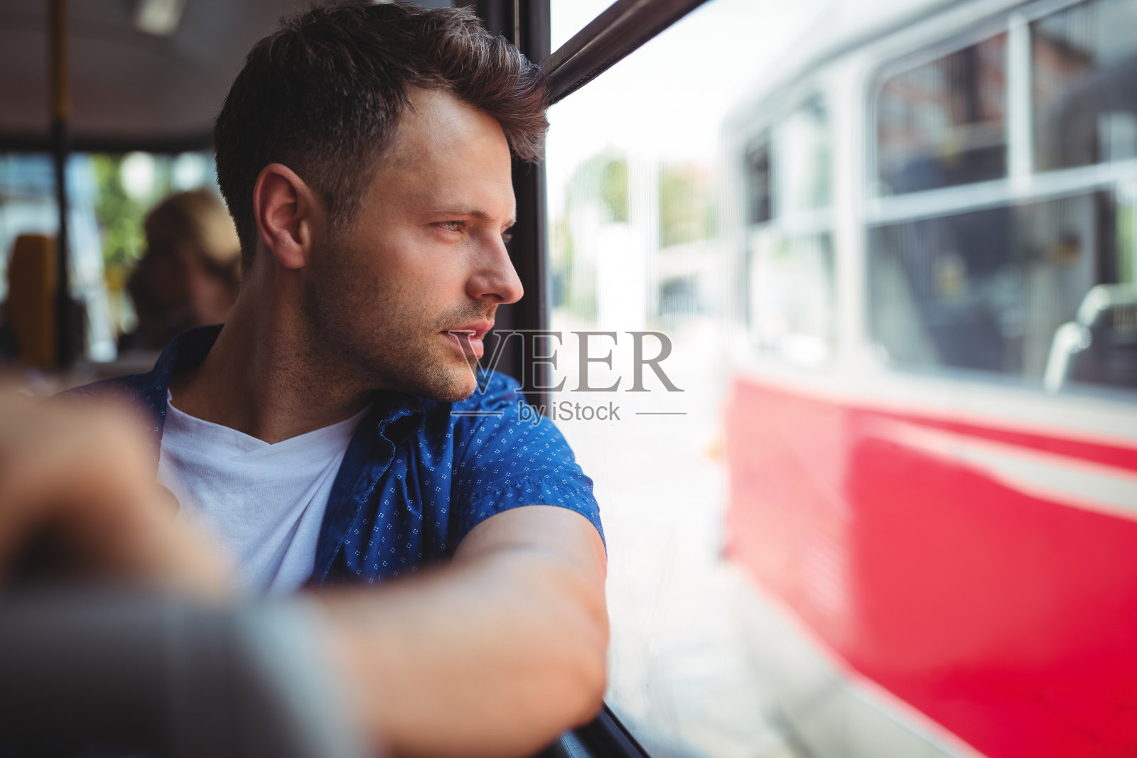 男人乘公共汽车旅行照片摄影图片