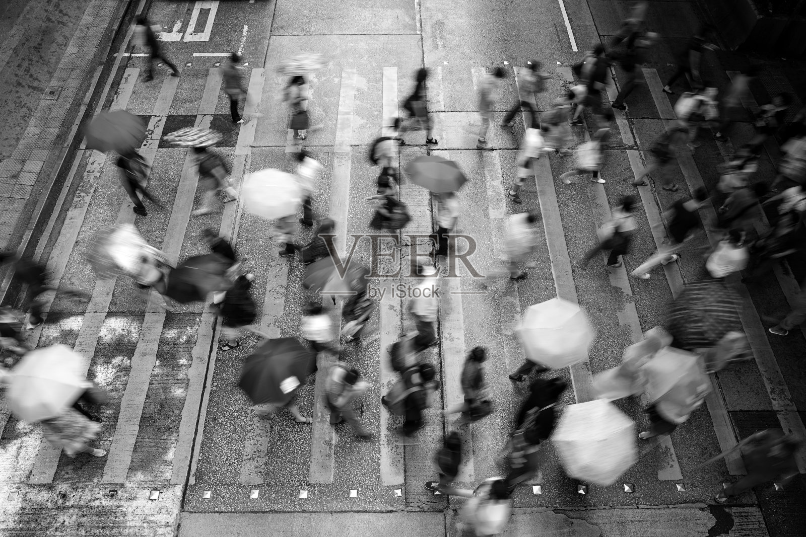雨中行人过香港街道的动作模糊(黑白)照片摄影图片