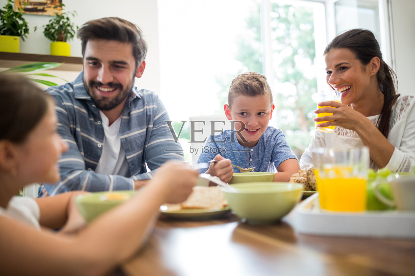 幸福的家庭早餐照片摄影图片