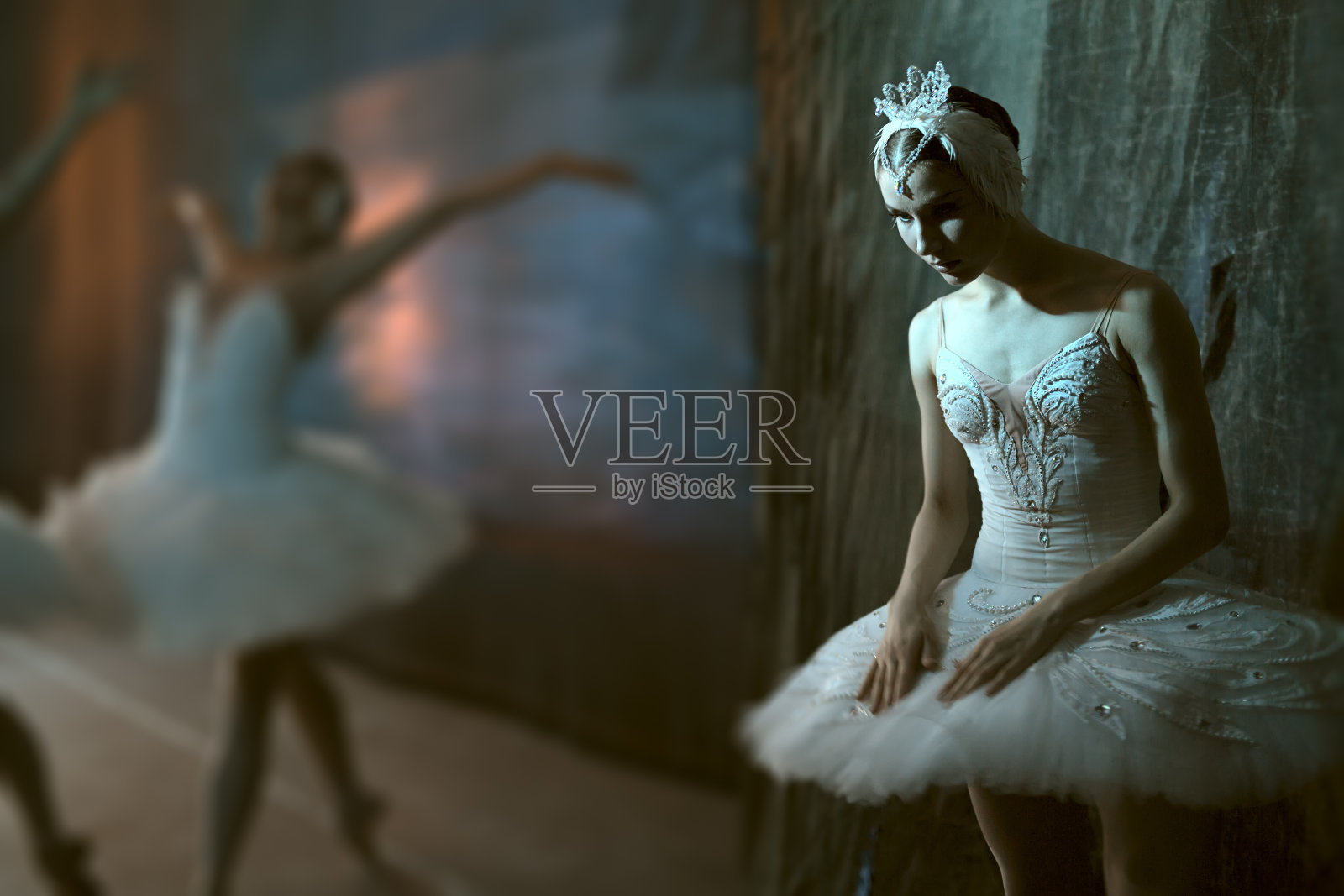 芭蕾舞演员在上台前站在后台照片摄影图片