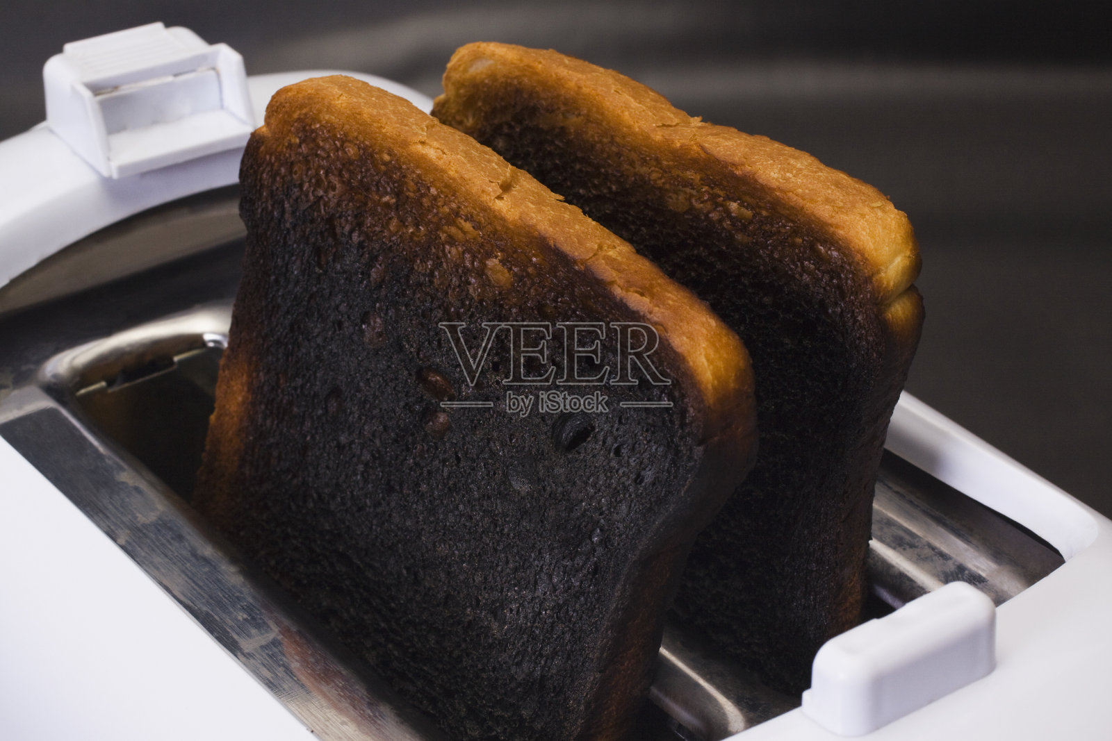 烤面包机里烧焦的面包的特写照片摄影图片