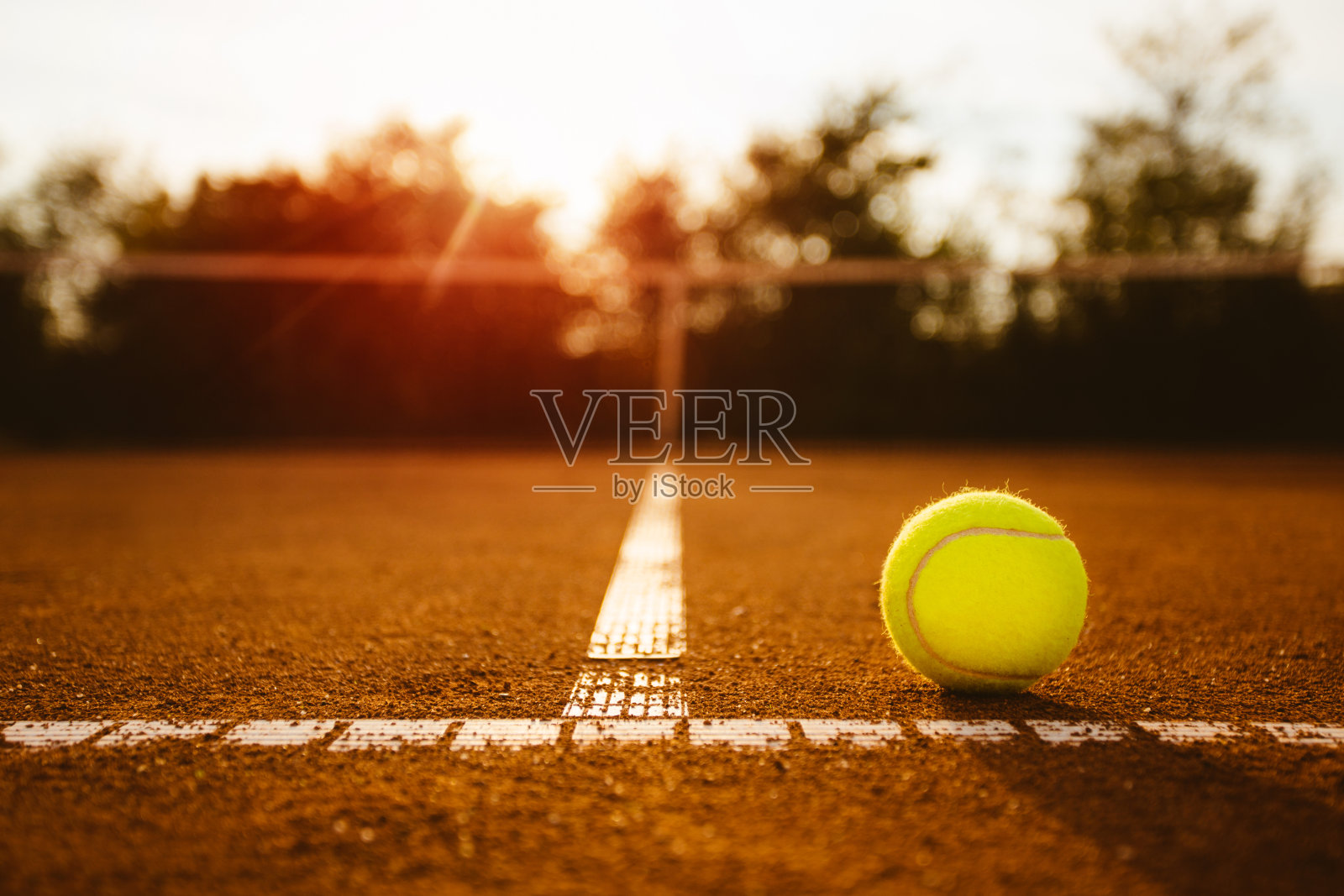 红土场上的网球照片摄影图片