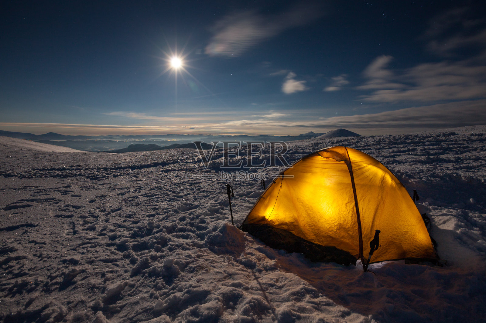 冬季在喀尔巴阡山脉露营徒步旅行照片摄影图片