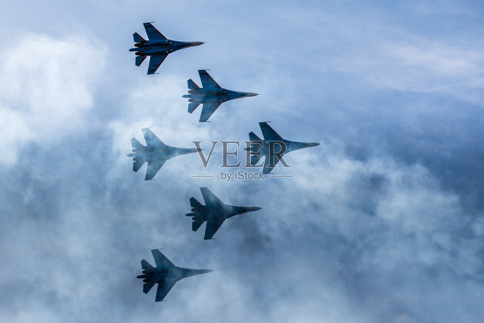天空中俄罗斯苏-27战斗机的剪影照片摄影图片