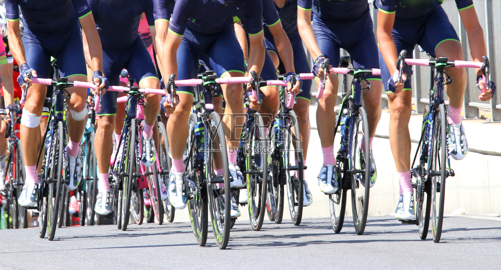 在自行车比赛中与蓝色泽西的自行车队照片摄影图片